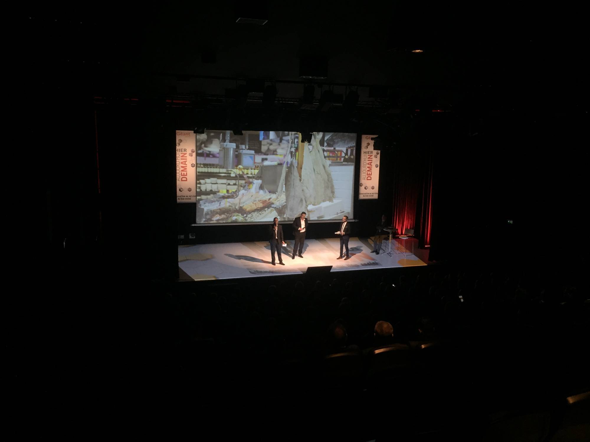 Convention professionnelle à Lyon, location structures, scènes et vidéo