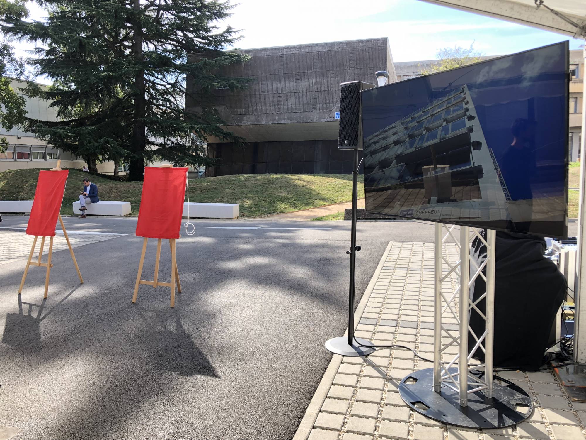 Location enceinte CODA AUDIO HOPS 8 et écran sur totem Lyon