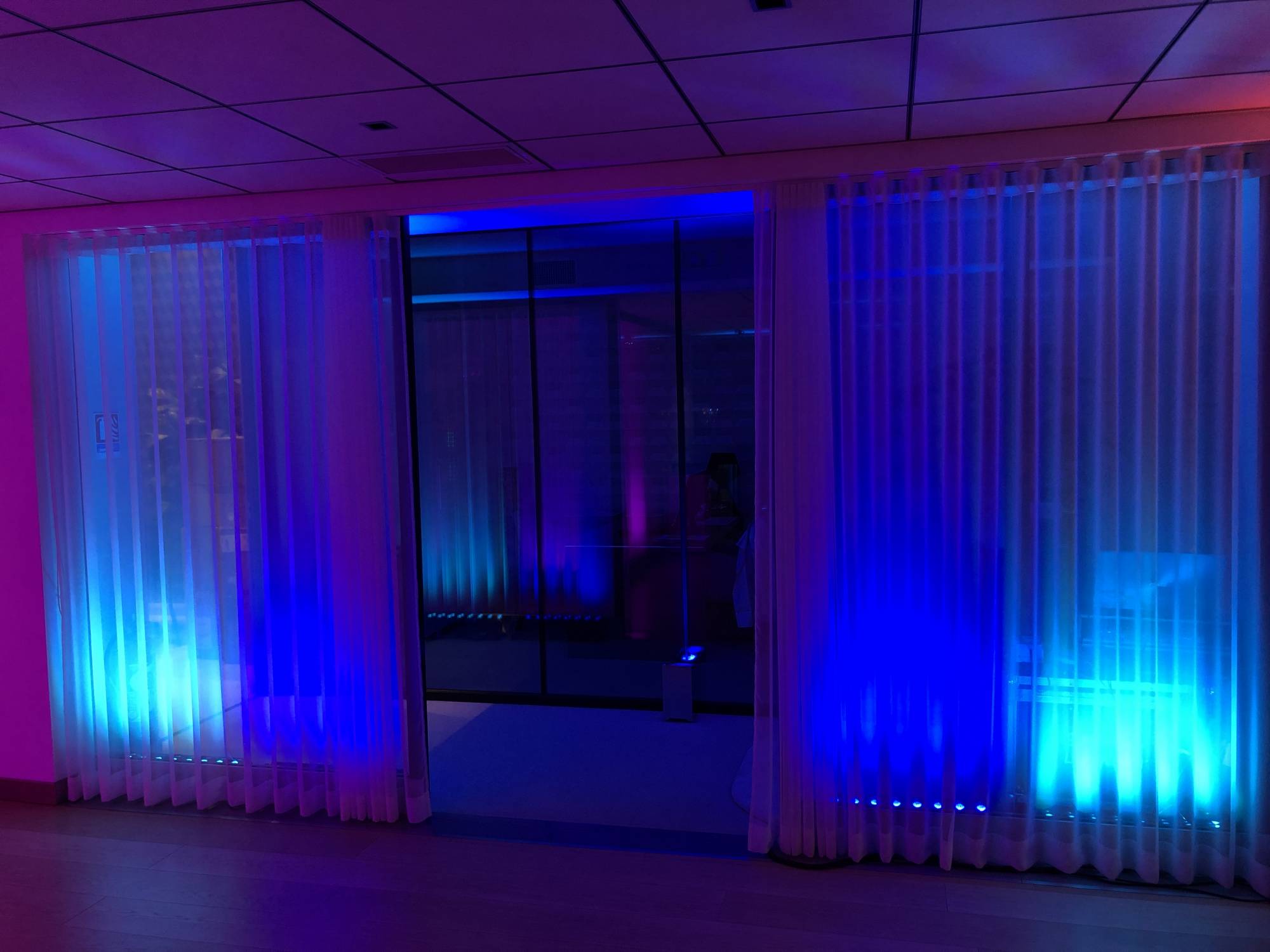 Location barrettes lumineuses sur batterie FREEKOLOR pour soirée à Chaponost C Gastronomie par L&Db