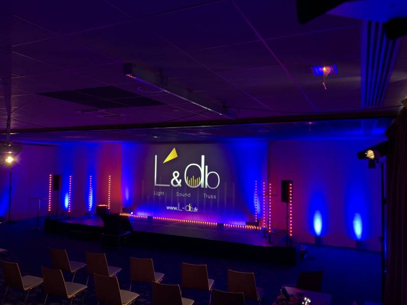 PRESTATION TECHNIQUE ÉVÉNEMENTIELLE DANS UNE SALLE DE CONVENTION, DE RÉUNION, DE MEETING DANS UN HÔTEL  À LYON ET SA RÉGION