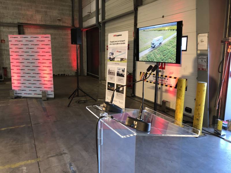 Location de micro pupitre pour inauguration de véhicule à Meyzieu
