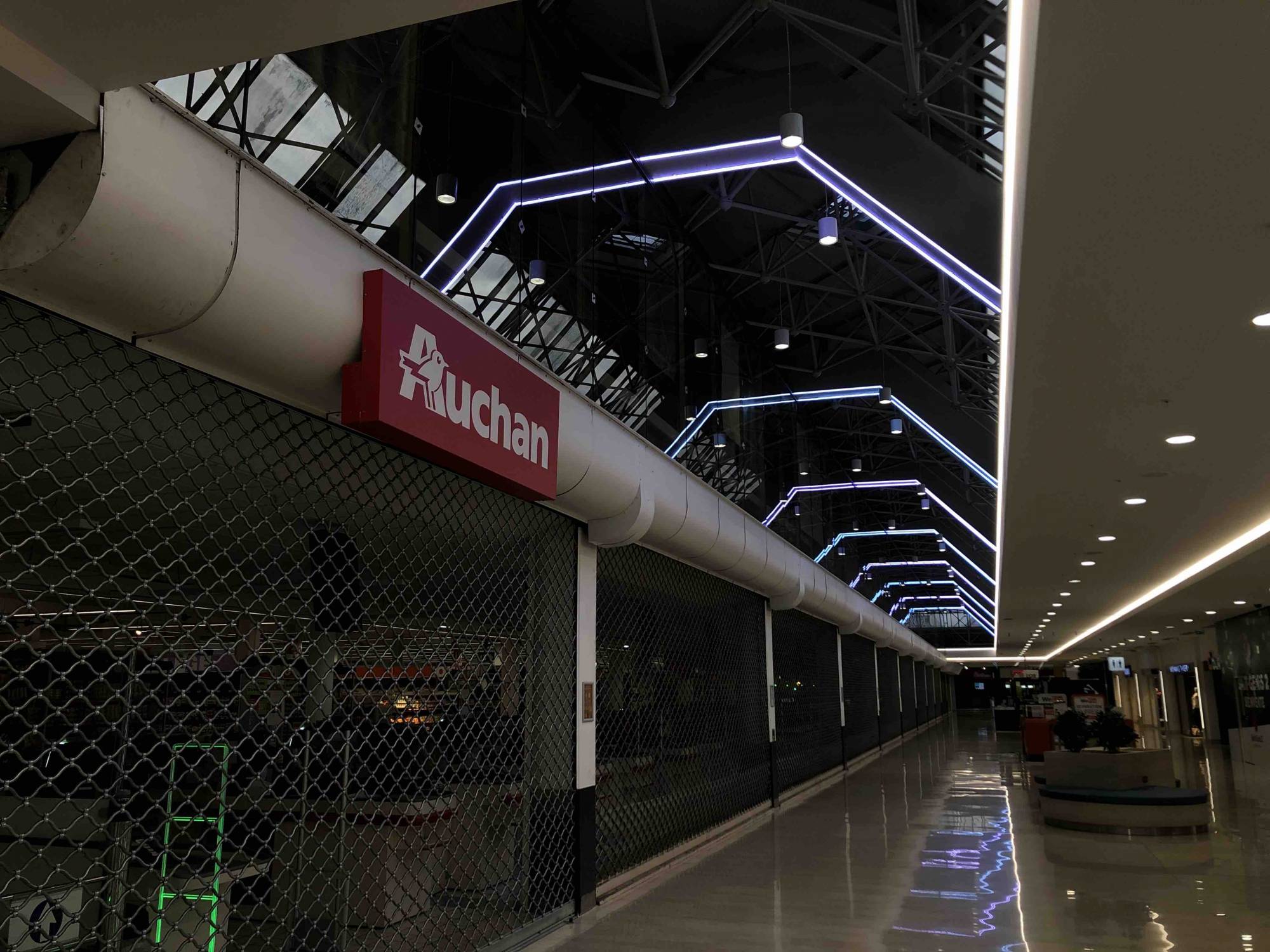 Programmation lumière et installation led pour centre commercial Saint-Genis-Laval