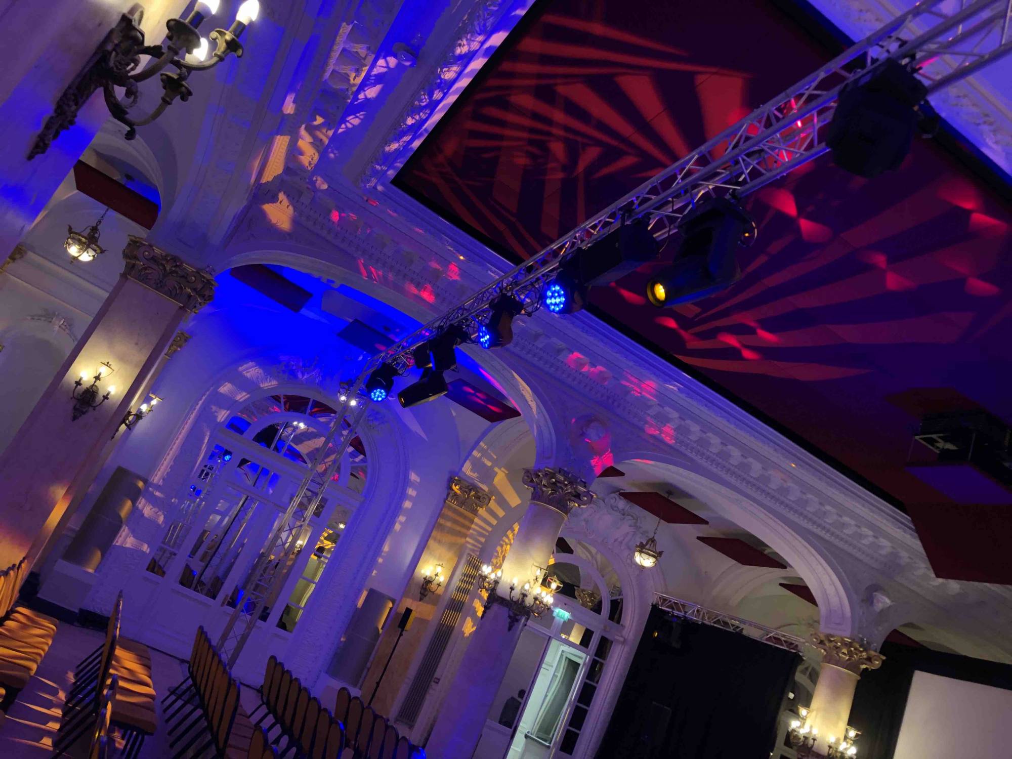 Structure métallique pour fixer lumière convention Bjorg Chamonix