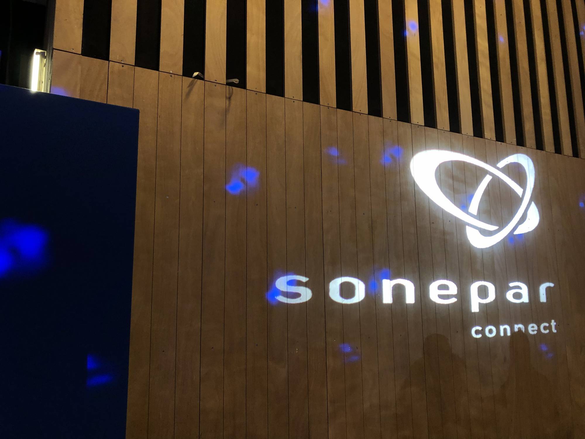 Projection de logo pendant le salon SIDEC à Paris