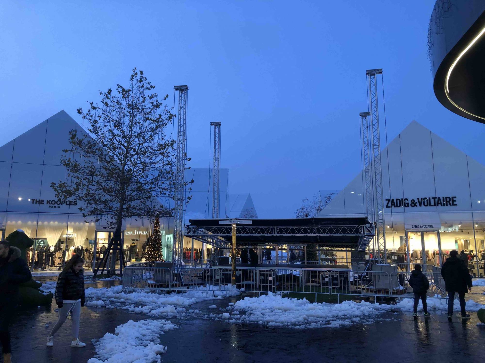 Mise en place d'une scène pour spectacle  Villefontaine