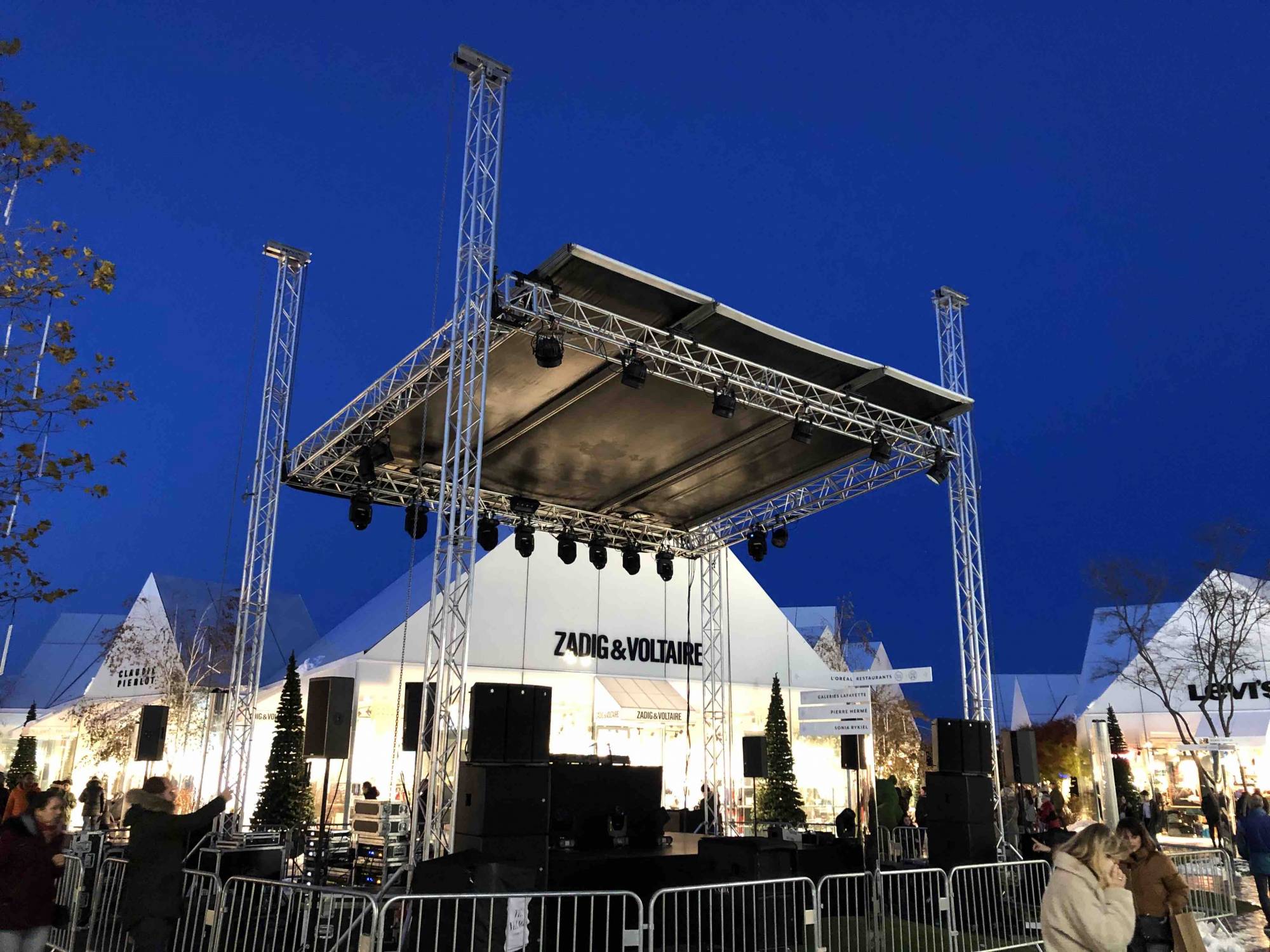 Location scène de spectacle pour représentation public Village Outlet à Villefontaine