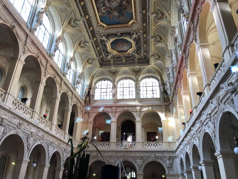 Prestataire technique pour installation audiovisuelle au palais de la bourse de Lyon 2