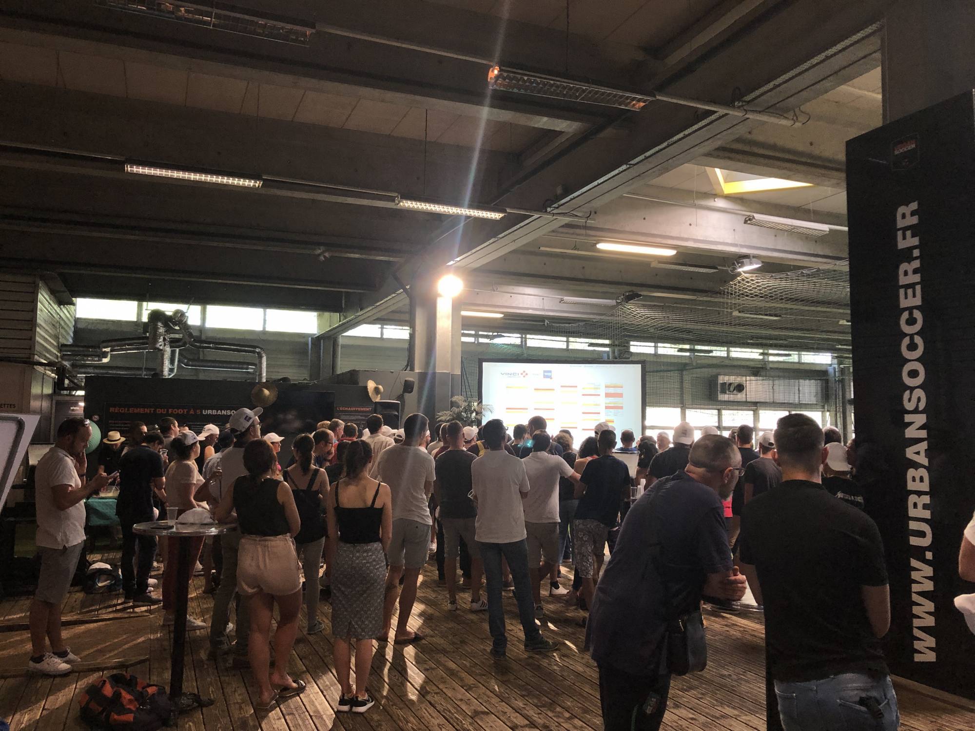 Journée Vinci construction, location et installation d'un écran de projection avec vidéoprojecteur Urban Soccer Lyon