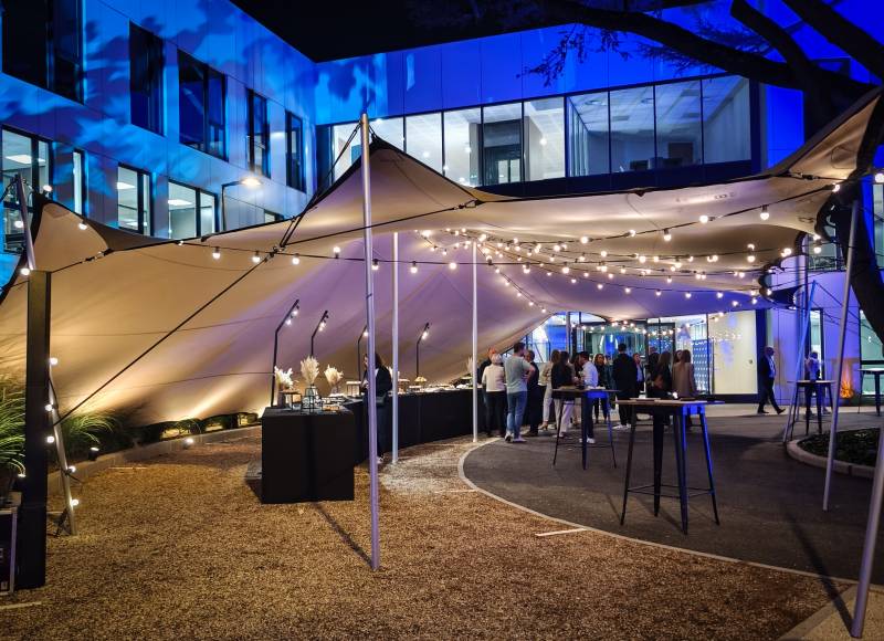 Décoration lumineuse et guirlandes guinguettes pour l'espace cocktail à Lyon