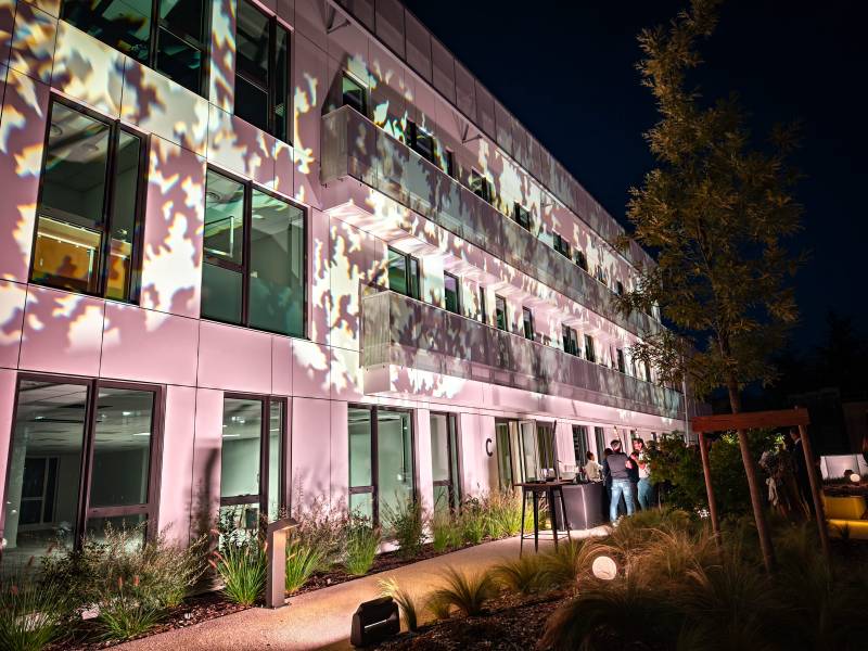 Eclairage colorée d'une façade avec des motifs à Lyon