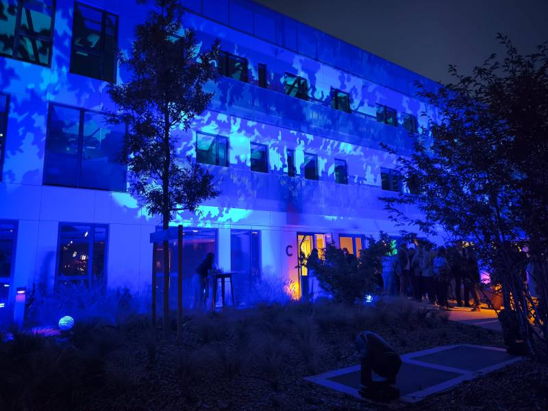 Eclairage architectural avec la projection de lumière sur une façade d'un bâtiment neuf à Lyon