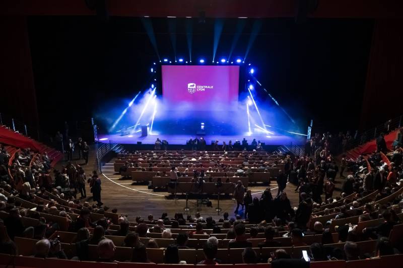 Éclairage de scène à Annecy : mettre en lumière vos présentations professionnels