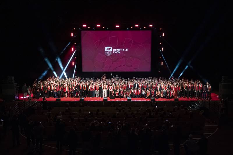 Prestation technique événementielle lumière et vidéo : captation et diffusion en direct pour une remise de diplômes de l'Ecole Centrale à Lyon