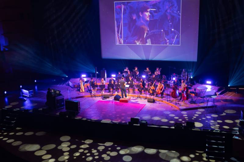 Mise en lumière dynamique avec motifs pour un orchestre d'étudiants à l'uditorium de  Lyon