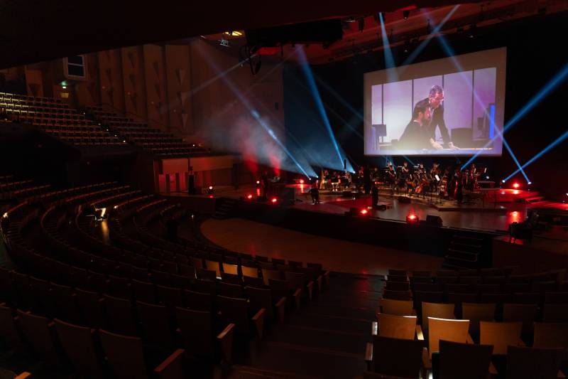 Mise en lumière d'une scène dynamique pour une remise de diplôme à l'Auditorium Lyon