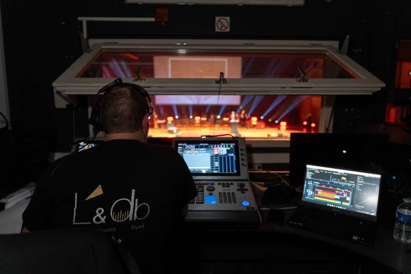 Régie technique lumière et programmation de l'éclairage de la scène pour une remise de diplôme à Lyon