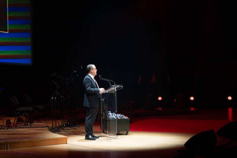 Installation pupitre et micros col de cygne pour un discours à l'Auditorium de Lyon