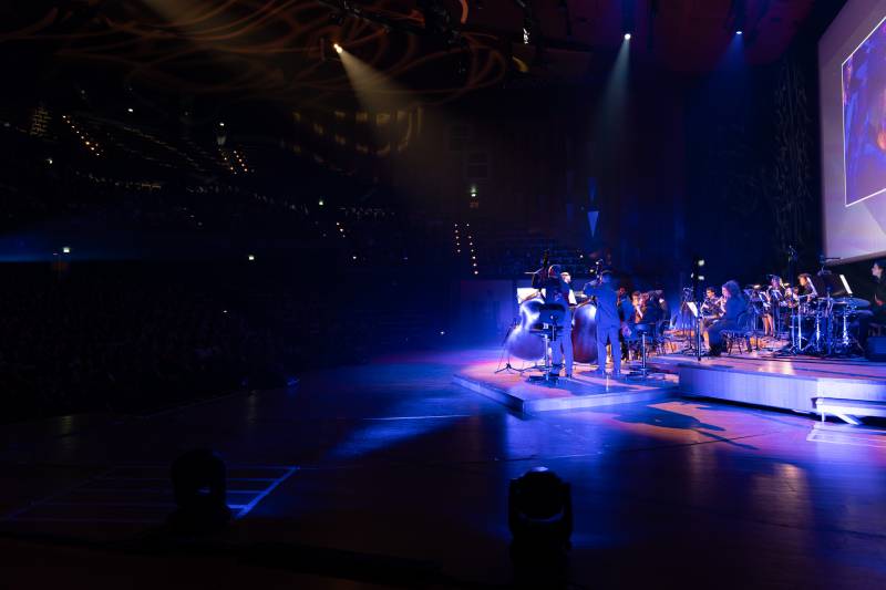 Prestation mise en lumière d'une scène pour un orchestre à la Grande Salle de l'auditorium Lyon