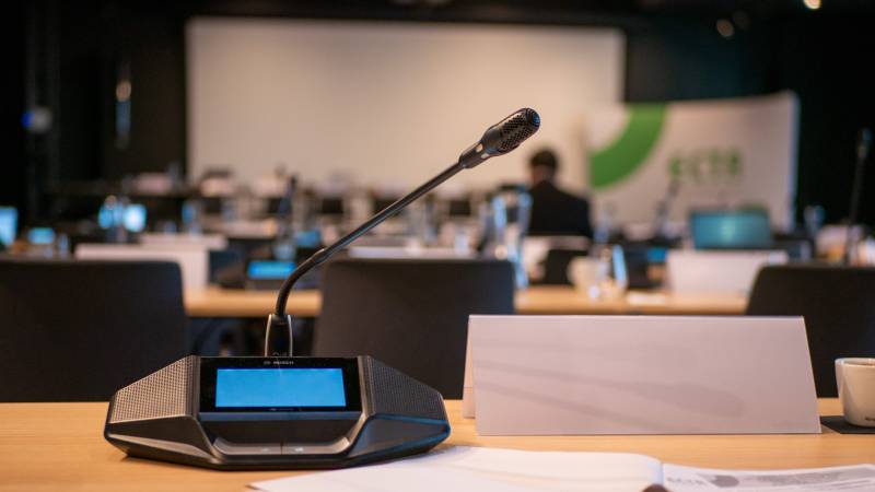 Organiser un événement professionnel à Paris : quels besoins techniques selon le type de lieu ?