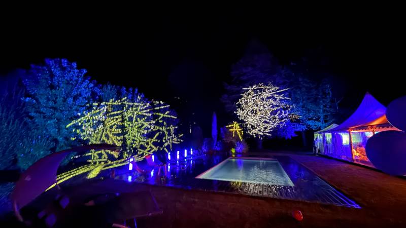 Eclairage d'un espace vert pour un anniversaire d'entreprise avec pilotage par un régisseur à Annecy