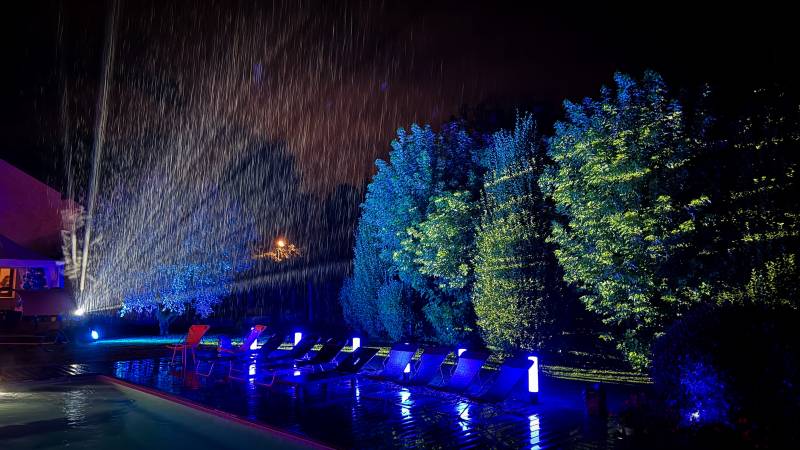 Installation de projecteurs et d'éclairage événementielle pour une soirée d'entreprise sous la pluie à Annecy