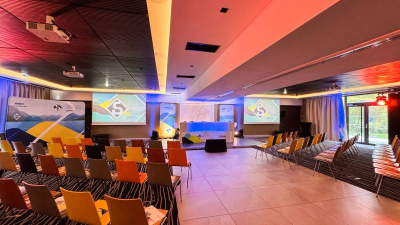 Prestation son et lumière pour séminaire d’entreprise à Annecy - Haute-Savoie : un événement clé en main pour directeurs