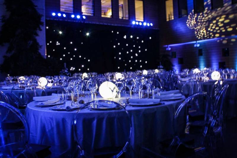 Installation de lumière pour un repas d'entreprise 