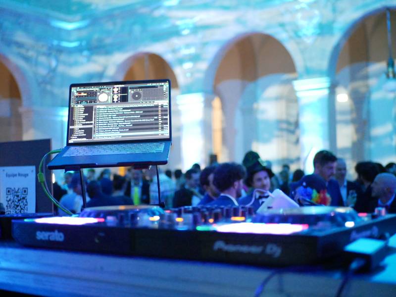 Installation d'un set DJ pour une soirée d'un séminaire d'entreprise à Lyon