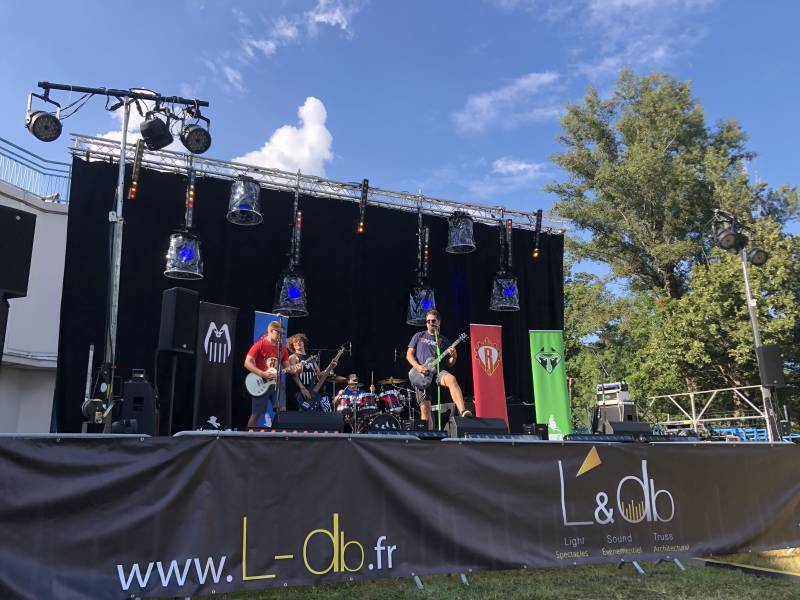 Installation de matériel audiovisuel pour un événement de musique en extérieur près de Lyon