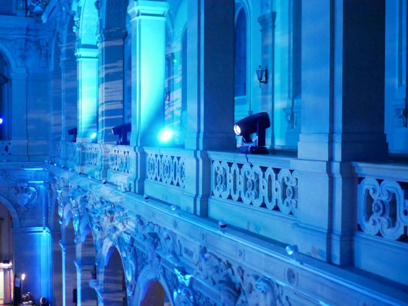 Installation de projecteurs motorisés pour illuminer l'intérieur d'un monument à Lyon
