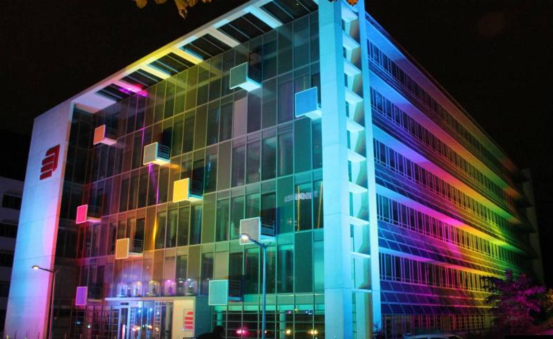 Eclairage architectural multicolore sur un bâtiment professionnel à Lyon