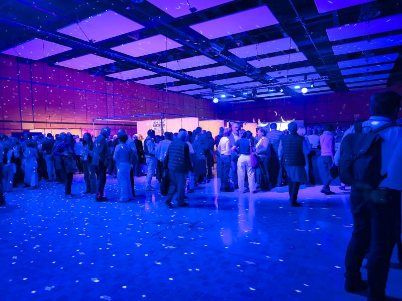 Mise en lumière bleue pour une soirée d’entreprise et une cérémonie à Lyon