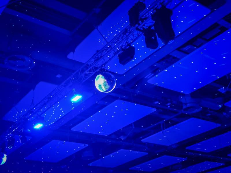 Installation de projecteurs suspendus au plafond pour une mise en lumière d'une salle de réception à Lyon