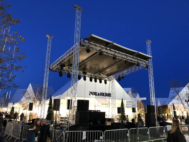 Installation structure pour un concert de musique à The Village à Villefontaine