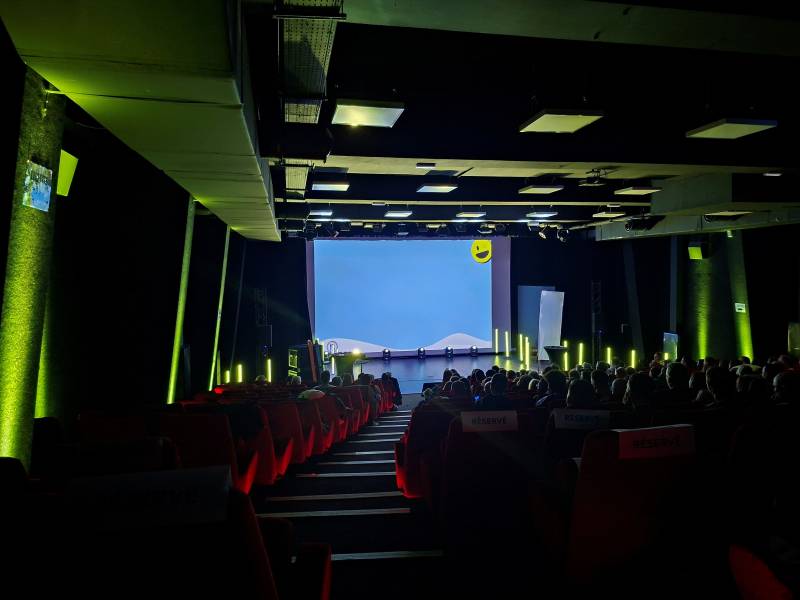 Prestation audiovisuelle pour un séminaire d'entreprise dans le cinéma de la station de ski La Plagne : éclairage, vidéo et décoration lumineuse