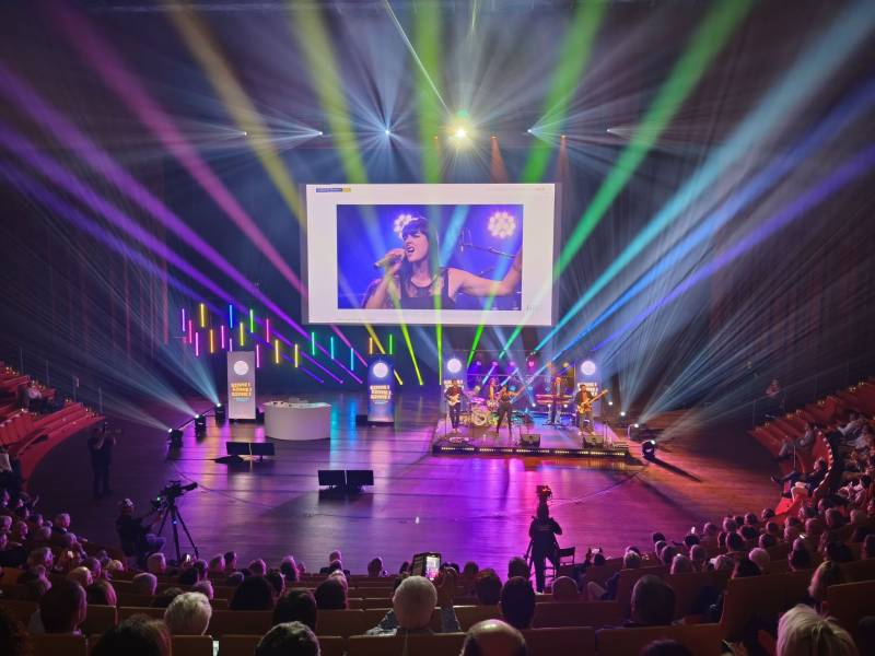 Mise en lumière d'une scène avec plusieurs ambiances pour un événement d'entreprise à l'Amphithéâtre 3000 à Lyon