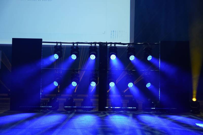 Installation de projecteurs professionnels pour une mise en lumière pour un groupe de musique à l'Amphithéâtre à Lyon