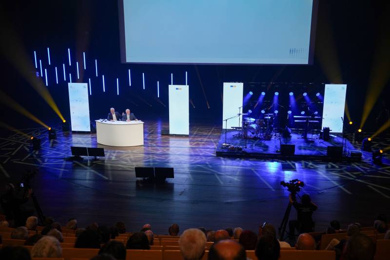 Mise en lumière d'une scène pour une séminaire d'entreprise à l'Amphithéâtre 3000 à Lyon