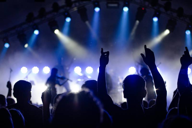 Les défis de la sonorisation d'un concert en extérieur ou d'un événement estival : comment garantir un son optimal ?