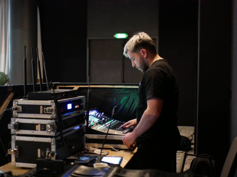 Prestation sonorisation avec installation de 33 kits et micros de conférence au Pullman à Lyon 3