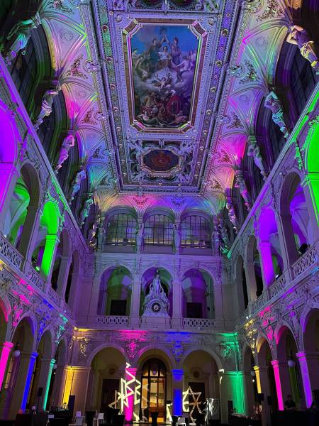 Eclairage coloré pour une ambiance festive lors d'une soirée d'entreprise à Lyon