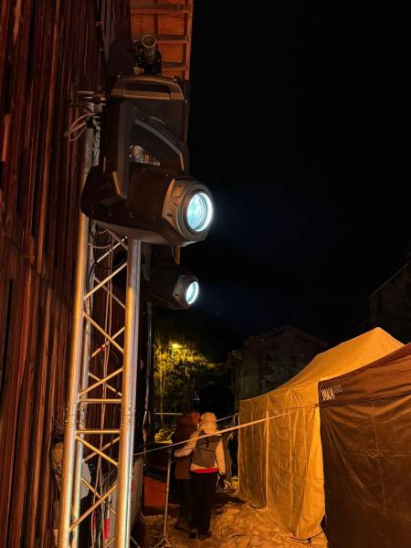Installation éclairage extérieur étanche pour un trail nocturne dans la neige à la station de ski Les deux Alpes (38) en Isère