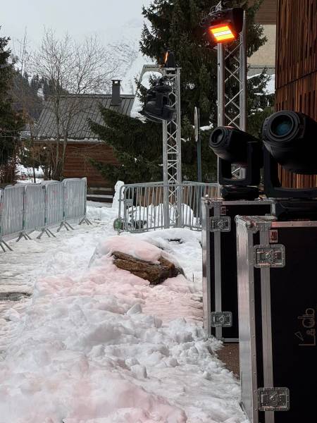 Installation éclairage extérieur étanche pour un trail nocturne dans la neige à la station de ski Les deux Alpes (38) en Isère
