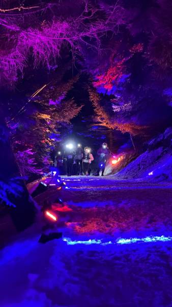 Installation de projecteurs étanches pour une course sportive dans la neige Les Deux Alpes